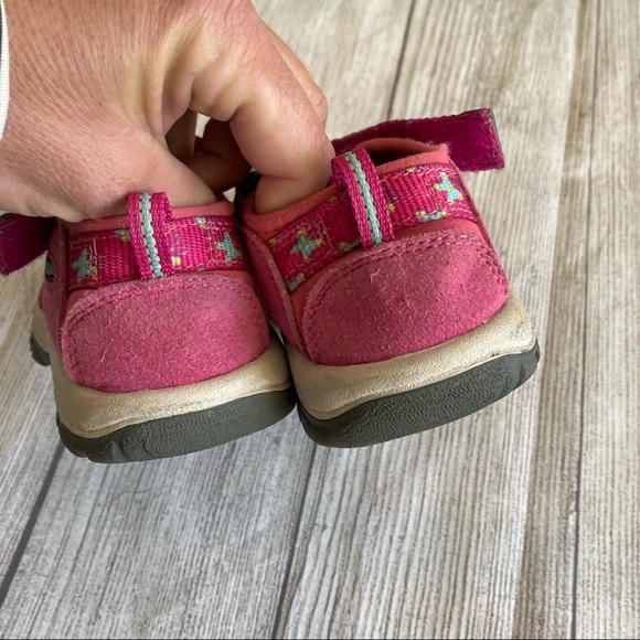 Keen pink butterfly shoes/sandals - Picture 4 of 8